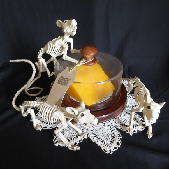 NEW HALLOWEEN KITCHEN PROP SKELETON RATS CHEESE CLOCHE BOARD DISPLAY DECOR - Picture 1 of 14